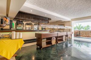 Кухня или мини-кухня в Carvoeiro Garden Hotel
