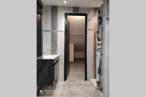 a hallway with a door leading to a bathroom at Casevielle le haut in Tulette