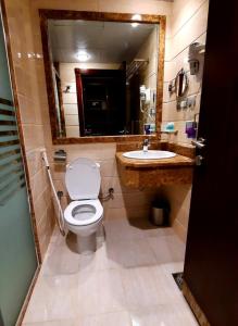 فندق ملاك الصفوة في مكة المكرمة: حمام مع مرحاض ومغسلة ومرآة