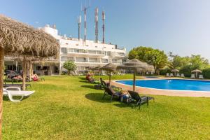 Бассейн в Carvoeiro Garden Hotel или поблизости