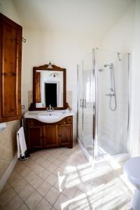 a bathroom with a sink and a shower at Locanda agricola Posapiano in Montecarlo