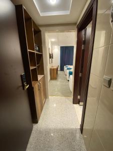 فندق ملاك الصفوة في مكة المكرمة: مدخل غرفة الفندق مع غرفة نوم