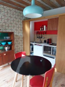 Een keuken of kitchenette bij La Jauchelle
