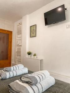duas toalhas estão sentadas no chão num quarto em Little Place Nazaré na Nazaré