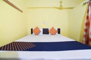 um quarto com uma cama grande com lençóis azuis e brancos em Vamoose Srishti - Chamoli em Gopeshwar