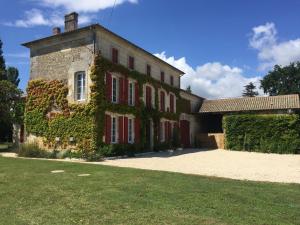 an old building with ivy on the side of it at maison bourgeoise in Rouffignac