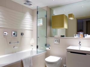 Un baño de Cheval Three Quays at The Tower of London