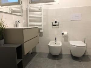 A bathroom at *CENTRAL LAKESIDE APT*Swimming Pool & Free Parking