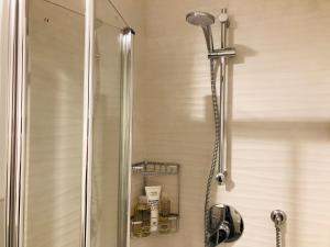 A bathroom at *CENTRAL LAKESIDE APT*Swimming Pool & Free Parking