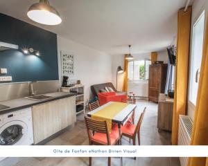 cocina y sala de estar con mesa y comedor en Gîte de Fanfan en Barèges