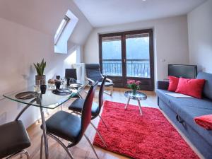 ザコパネにあるVisitZakopane - Mountain Apartmentのリビングルーム(青いソファ、赤い敷物付)