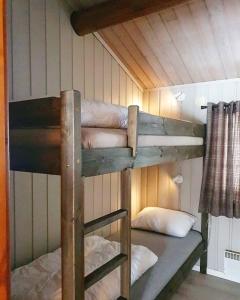 Etagenbett in einem Zimmer mit 2 Etagenbetten in der Unterkunft Groven Camping & Hyttegrend in Åmot