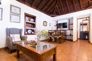 a living room with a table and a dining room at Casa La Gorona in Fuencaliente de la Palma