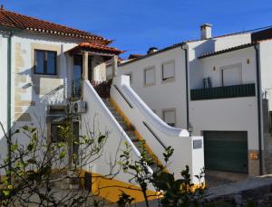 Biały dom ze zjeżdżalnią przed nim w obiekcie Yasmine 212 w mieście Ançã