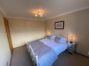um quarto com uma cama com lençóis e almofadas azuis em 2 Regent Square em Rye