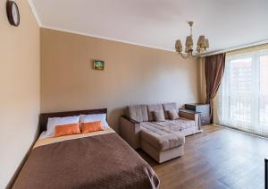 una camera con letto e divano di Apartment v novom dome on Kremenchugskaya 13 a San Pietroburgo