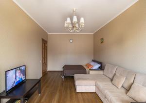un soggiorno con divano e letto di Apartment v novom dome on Kremenchugskaya 13 a San Pietroburgo