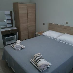 1 dormitorio con 1 cama con toallas en Nirvana Homes, en Vlachata