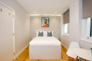 Säng eller sängar i ett rum på Cromwell Serviced Apartments by StayPrime