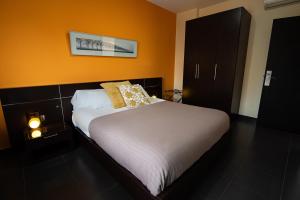 Łóżko lub łóżka w pokoju w obiekcie Hotel Los Nardos