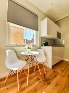 Kuchyň nebo kuchyňský kout v ubytování StayPrime Kensington Serviced Apartments