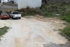 un camion blanc garé sur un chemin de terre dans l'établissement LORENTZIA ROOM, à Batsi