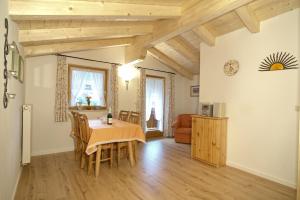 een eetkamer met een tafel en stoelen bij Landhaus Eschenbach in Schönau am Königssee