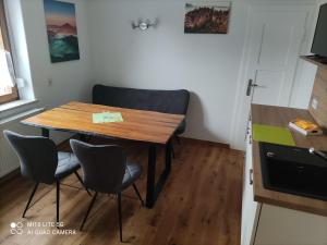 een kleine keuken met een tafel en stoelen in een kamer bij Gohrisch Hartmann in Kurort Gohrisch