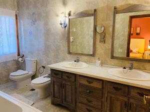 A bathroom at Vivienda Vacacional FLORATERE Még 37 kép