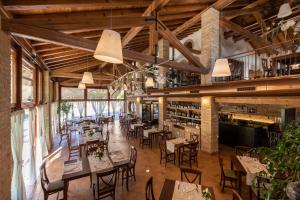 ein Restaurant mit Holzdecken, Tischen und Stühlen in der Unterkunft Ca' Muliner in Azzano Decimo