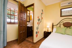 een slaapkamer met een bed en een badkamer bij Casa La Gorona in Fuencaliente de la Palma