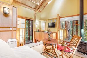 um quarto com uma cama, uma mesa e cadeiras em The Tea House em Sea Ranch
