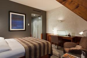 Cama o camas de una habitación en Hotel Angleterre