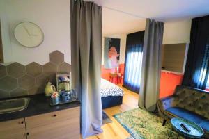 Posteľ alebo postele v izbe v ubytovaní Room Emma,between bus and train station,Netflix,speed Wi-Fi