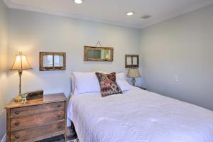 1 dormitorio con cama, tocador y espejo en Charming and Walkable Fairport Village Apartment!, en Fairport