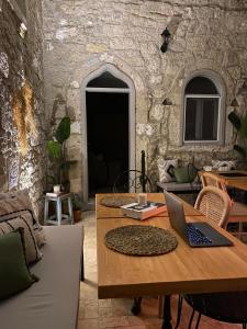 Zimmer mit einem Holztisch und einem Laptop darauf in der Unterkunft Aliko Hotel in Alacati