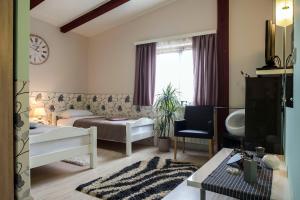 ein Hotelzimmer mit einem Bett und einem Fenster in der Unterkunft Rooms Madison in Zagreb