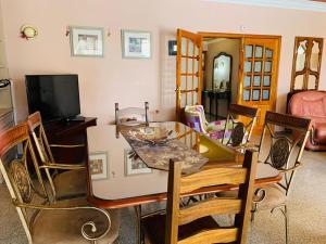 A television and/or entertainment centre at Vivienda Vacacional FLORATERE