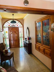 een woonkamer met een deur en glas-in-loodramen bij Vivienda Vacacional FLORATERE in Arona