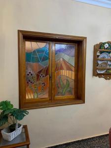 una ventana con vidriera en Vivienda Vacacional FLORATERE, en Arona