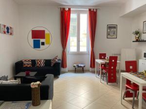 a living room with a couch and a table at BENVENUTI AL SUD in Brindisi