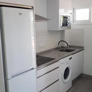 una cucina con frigorifero e lavatrice di Apartment near the beach a Marbella