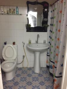 a bathroom with a toilet and a sink at Chez Jamila in Dakar