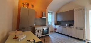 eine Küche mit orangefarbener Wand und Arbeitsplatte in der Unterkunft La Casa degli Archi in Tavarone