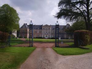 une grande maison avec une porte en face dans l'établissement Chambres d'hôtes & Gîtes du Château de Grand Rullecourt, à Grand Rullecourt
