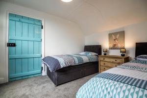Postel nebo postele na pokoji v ubytování Woodpecker Cottage - Sheepswalk Farm - 2 Bedroom Cottage - Stepaside
