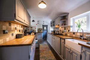 Kuchyň nebo kuchyňský kout v ubytování Woodpecker Cottage - Sheepswalk Farm - 2 Bedroom Cottage - Stepaside