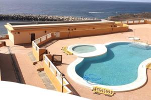 basen na dachu budynku z oceanem w obiekcie Apt con piscina Playa Roja, La Restinga(El Hierro) w mieście La Restinga
