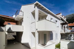 Casa blanca con balcones blancos en el lateral en Apartments Ivan, en Dubrovnik