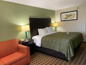 Tempat tidur dalam kamar di Quality Inn Morton at I-74